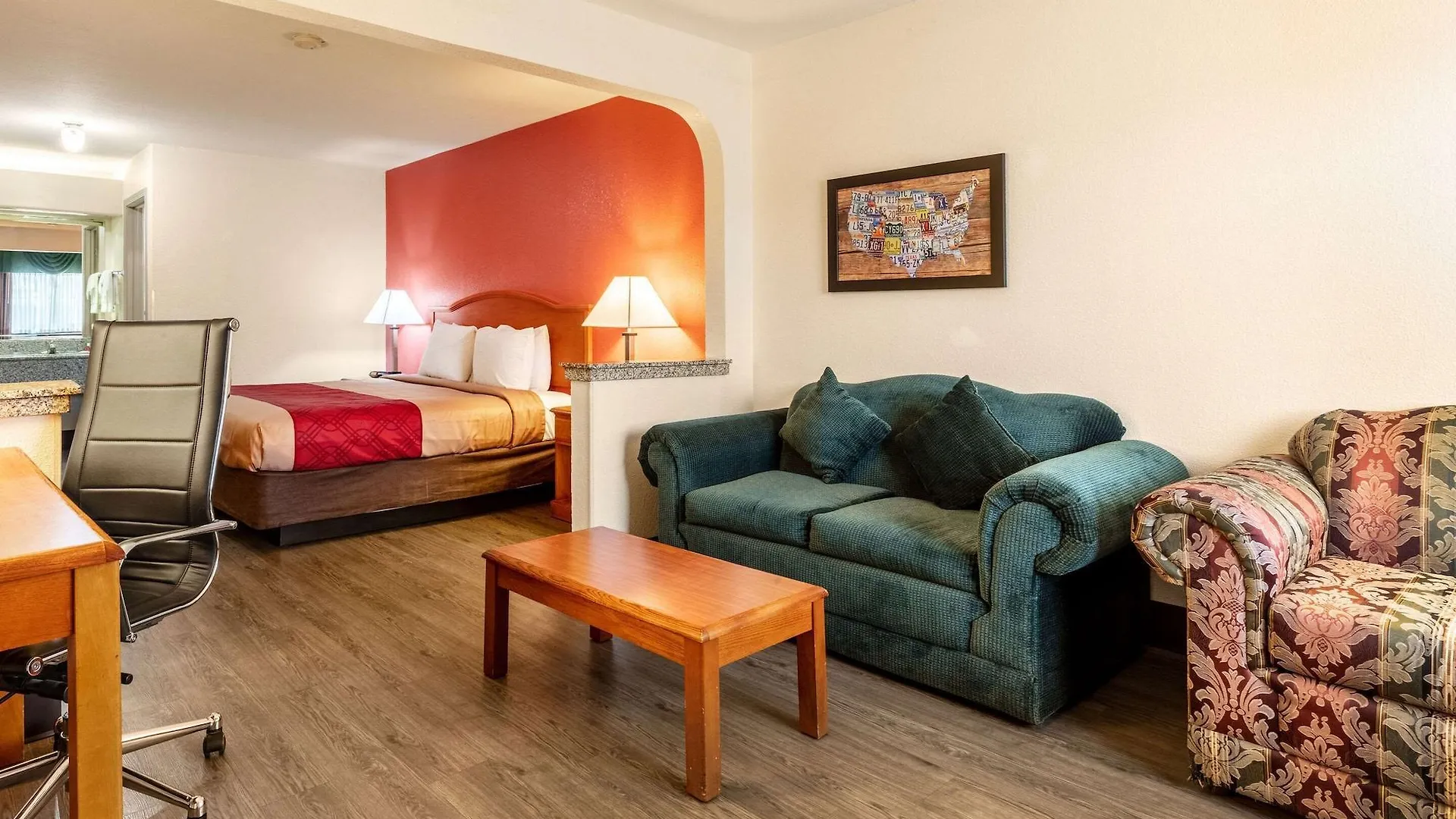 Econo Lodge Inn & Suites Memphis Hotel