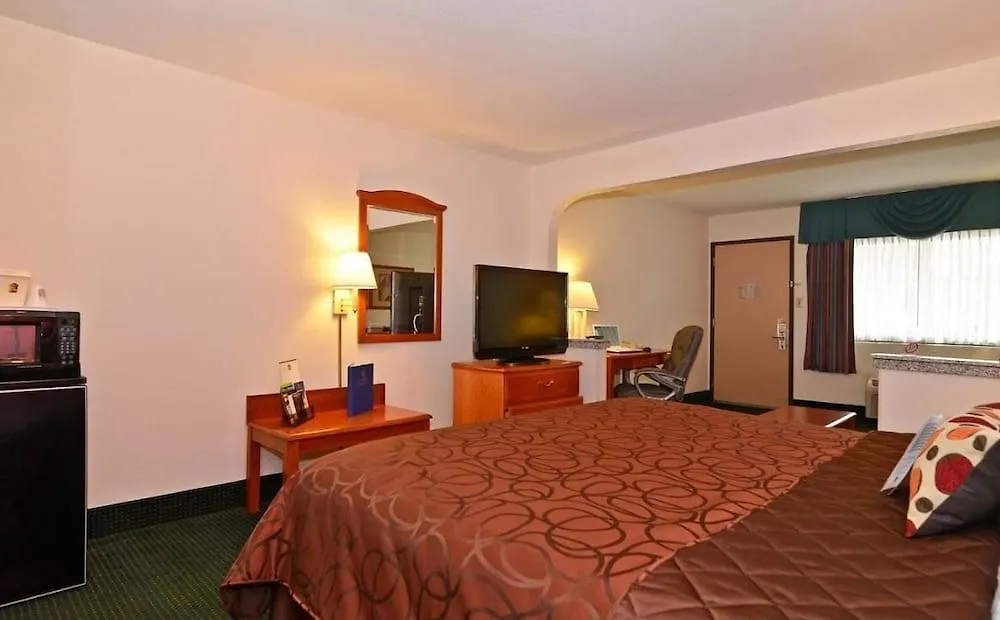 Econo Lodge Inn & Suites Memphis 2*,