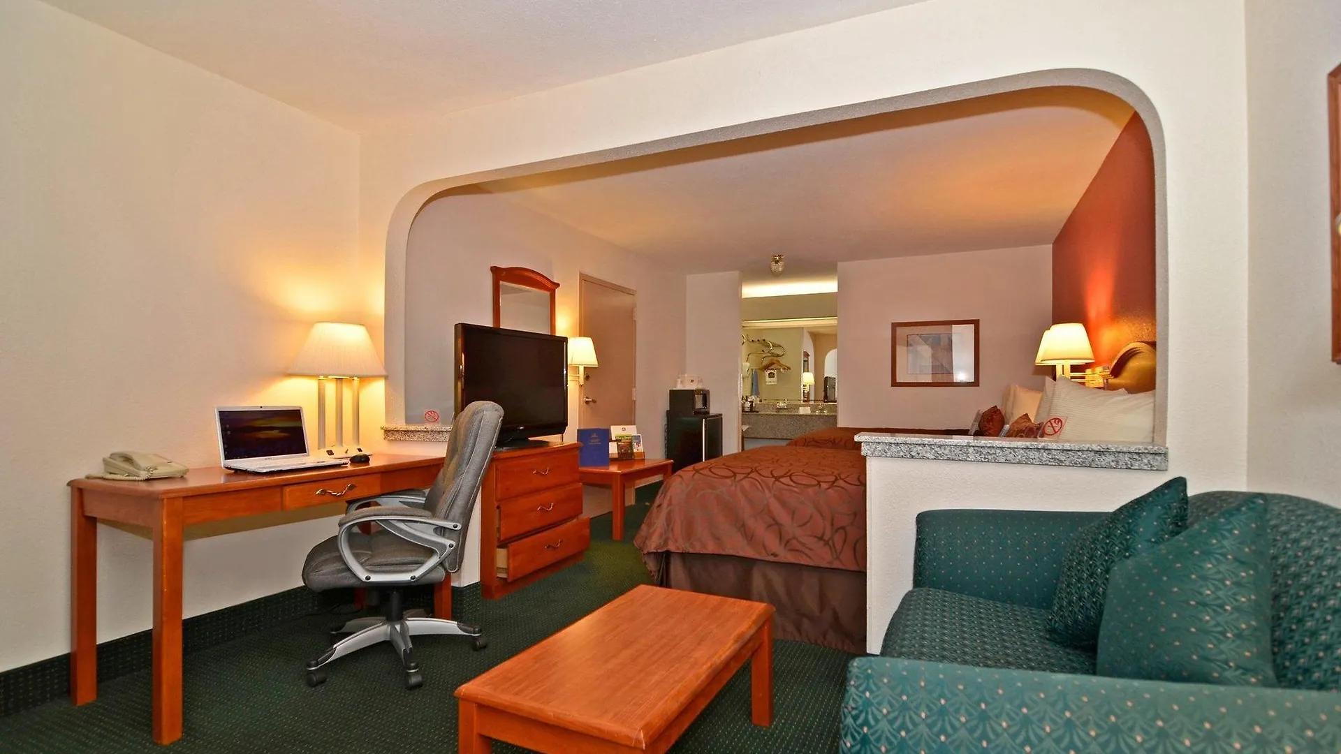 Econo Lodge Inn & Suites Memphis Hotel