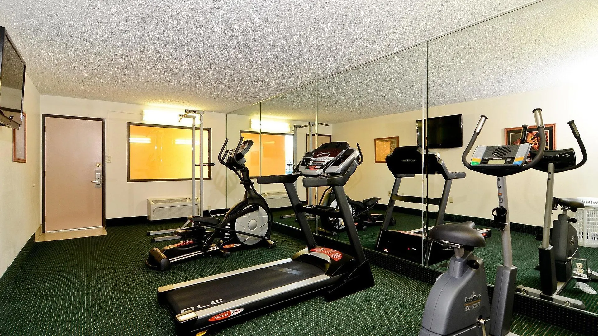 Econo Lodge Inn & Suites Memphis 2*,