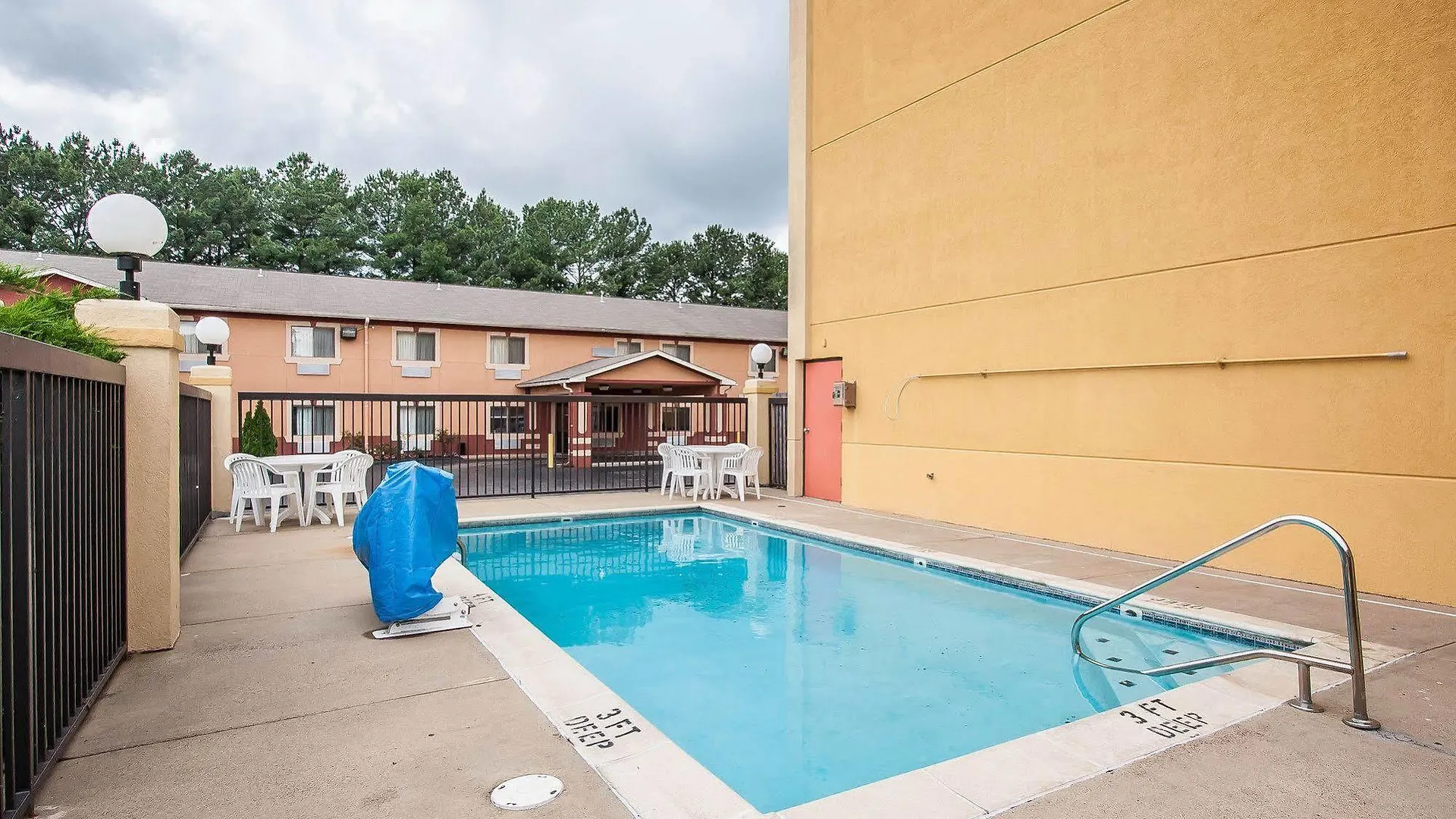Econo Lodge Inn & Suites Memphis