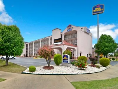 Econo Lodge Inn & Suites Memphis Hotel